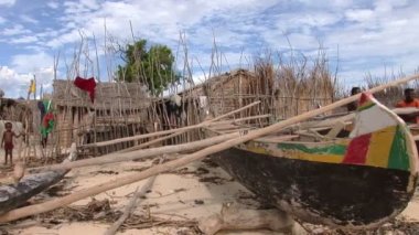 Madagaskar güneyinde uzak balıkçı köyünde köylüler