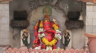 Ganash ve çelenk Mumbai Shiva Tapınağı'nda