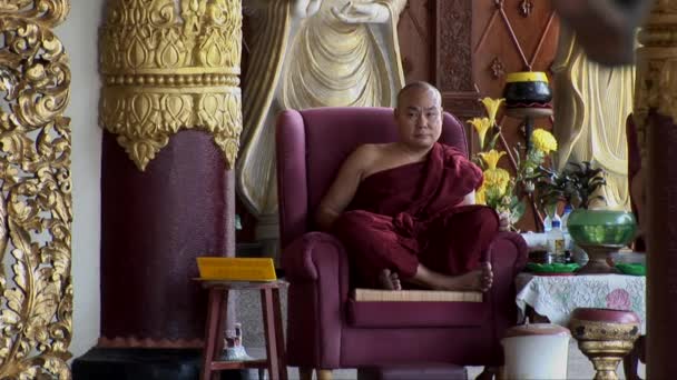 Mnich siedzi w świątyni Dhammikarama — Wideo stockowe