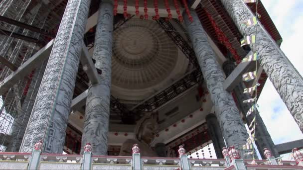 Statue géante devant le temple Kek Lok Si — Video