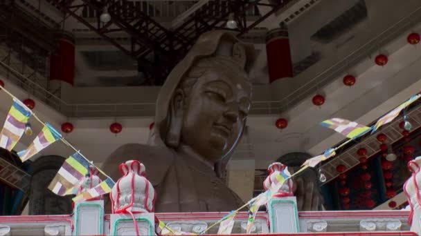 Statue géante devant le temple Kek Lok Si — Video
