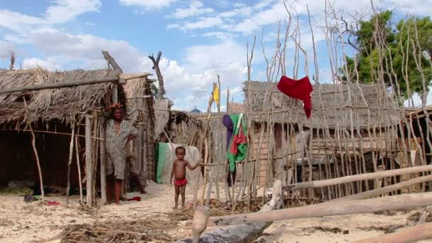 Gli abitanti di un remoto villaggio di pescatori nel sud del Madagascar — Video Stock