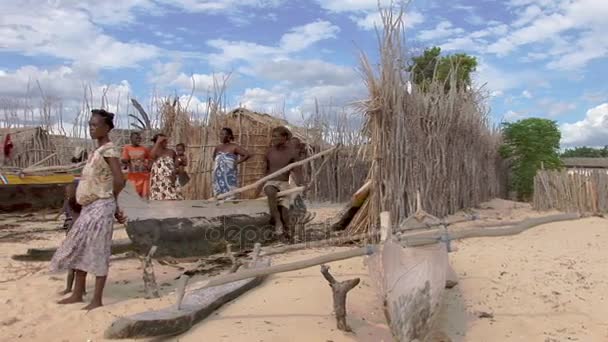 Vesničané v odlehlé rybářské vesnici na jihu ostrova Madagaskar — Stock video