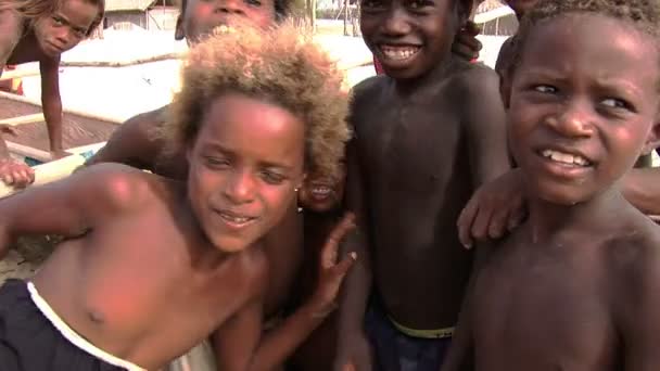 Діти посмішка камеру у віддалених рибальському селищі на півдні Мадагаскару — стокове відео