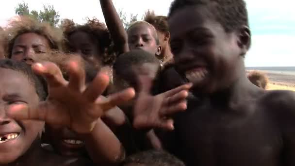 Дети улыбаются на камеру в отдаленной рыбацкой деревушке на юге Мадагаскара — стоковое видео