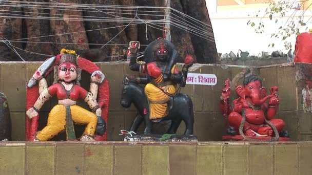 Ганаш и гирлянды в храме Мумбаи Шива — стоковое видео