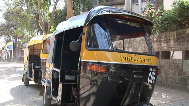 Tuk Tuks geparkeerd in een zijstraat — Stockvideo