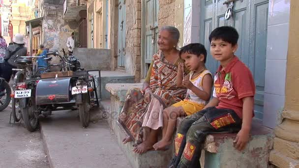 Nonna e nipoti si siedono fuori casa — Video Stock