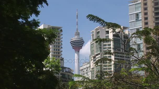 La torre Kuala Lumpur vista a través del horizonte de la ciudad — Vídeos de Stock
