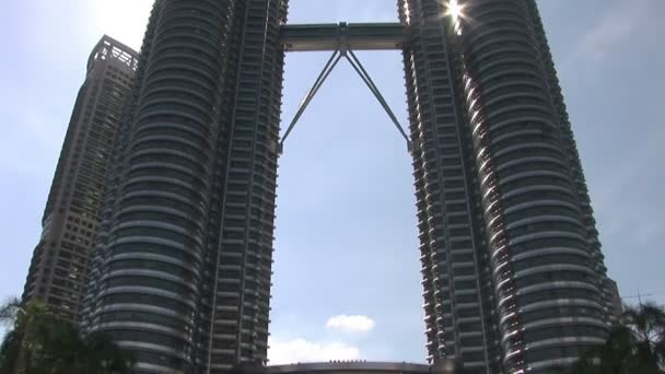 View looking up at the Petronas Towers — Stock Video