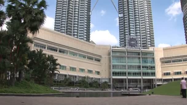 View looking up at the Petronas Towers — Stock Video