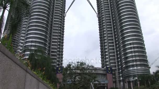 View looking up at the Petronas Towers — Stock Video