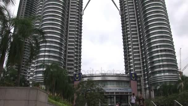 A Petronas ikertornyok felnézett megtekintése — Stock videók