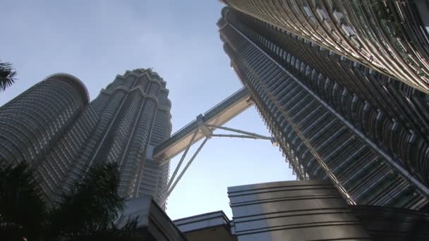 Petronas Kuleleri bakarken görünümü — Stok video