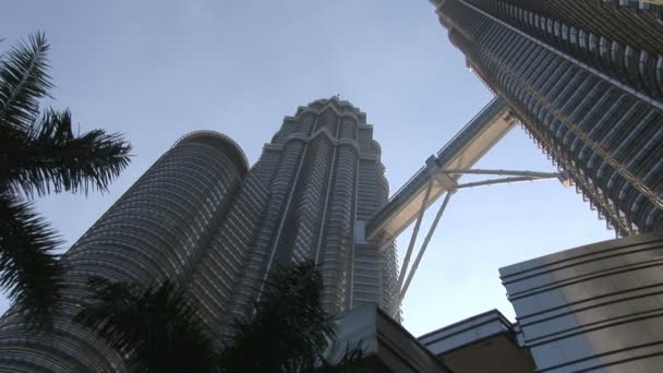 Blick hinauf zu den Petronas-Türmen — Stockvideo