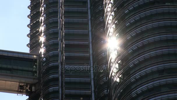 Biri olan Petronas Kuleleri ile parlayan güneş — Stok video