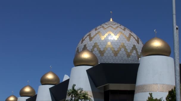 Cúpulas de la Mezquita Estatal de Sabah en Kota Kinabalu, Borneo — Vídeos de Stock