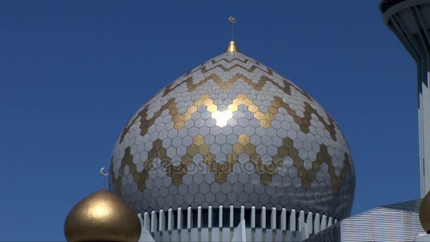 Domes of the Sabah State Mosque in Kota Kinabalu, Borneo — Stock Video