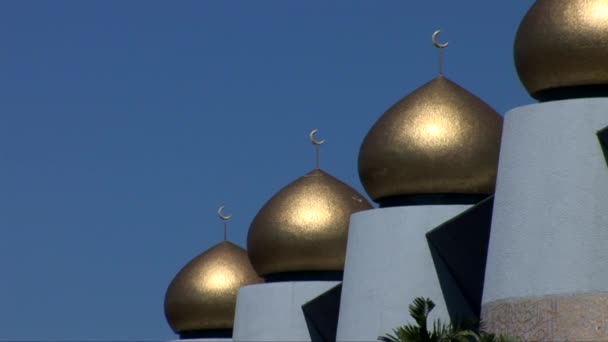 Cúpulas de la Mezquita Estatal de Sabah en Kota Kinabalu, Borneo — Vídeos de Stock