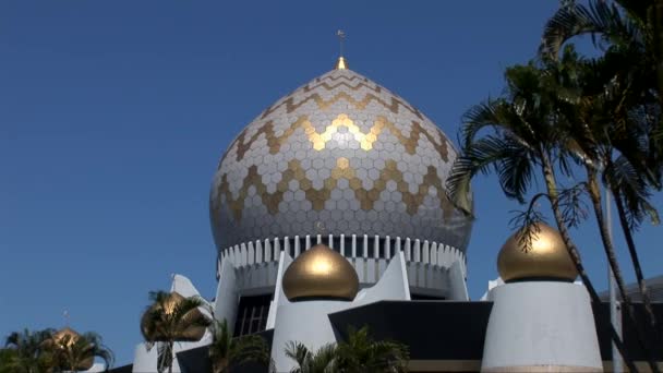 Cúpulas de la Mezquita Estatal de Sabah en Kota Kinabalu, Borneo — Vídeo de stock