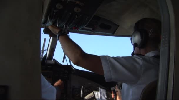 Copiloto en la bañera de un avión de mar Twin Otter — Vídeo de stock