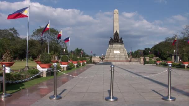 Filippinska soldater vaktar monumentet Rizal — Stockvideo