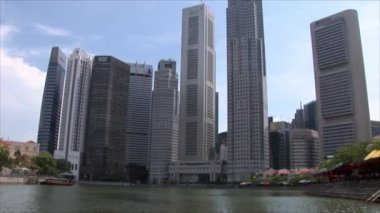Singapur Nehri üzerinde tekne Singapur manzarası