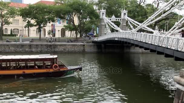 Wycieczka łodzią przechodzi pod mostem Cavenagh — Wideo stockowe