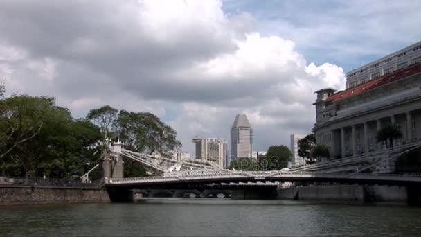 Panoramę Singapuru z łodzi na rzekę Singapur — Wideo stockowe