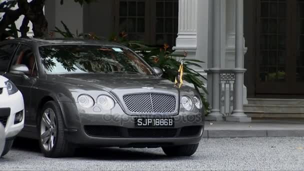 Limuzynę Bentleya na dziedzińcu hotelu Raffles — Wideo stockowe
