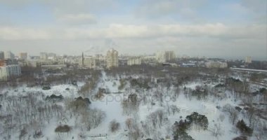 Hava kamera geriye doğru bir donmuş gölde buz pateni insanlardan uçar.
