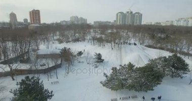 Hava kamera halletme çocuk doğru uçar