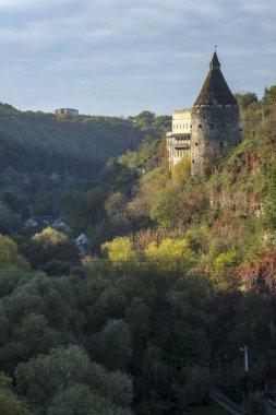 Kanyon Smotrych Nehri üzerinde bir gözetleme kulesi