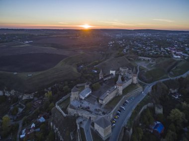 Kamianets-Podilskyi Kale arkasında bir gün batımı doğru hava atış