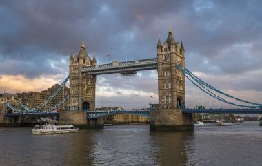 Tower Bridge Doğu bakan gün batımında