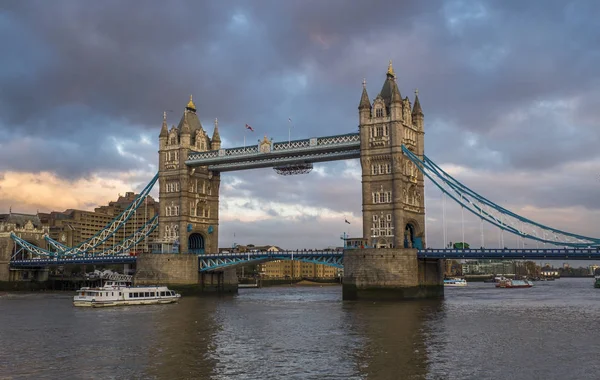 Tower Bridge Doğu bakan gün batımında