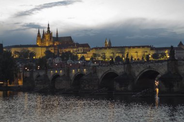 Charles Köprüsü ve Prag alacakaranlıkta castle 