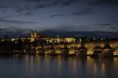 Charles Köprüsü ve Prag Kalesi'ne mavi saat çekim