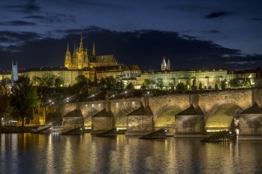 Charles Köprüsü ve Prag Kalesi'ne mavi saat çekim