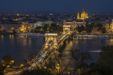 Yükseltilmiş alacakaranlık atış Chain Bridge Budapeşte