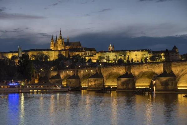 Most Karola i Praskiego zamku o zmierzchu — Zdjęcie stockowe