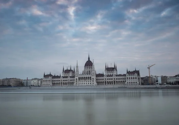 Dawn twilight lövés a magyar Parlament — Stock Fotó