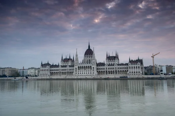 Dawn twilight lövés a magyar Parlament — Stock Fotó