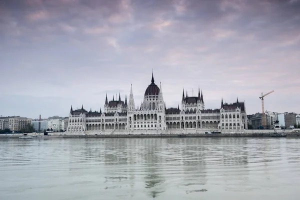 Dawn twilight lövés a magyar Parlament — Stock Fotó