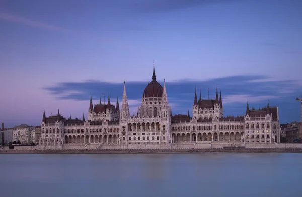 Széles lövés, a magyar Parlament Twilight — Stock Fotó