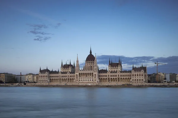 Széles lövés, a magyar Parlament Twilight — Stock Fotó