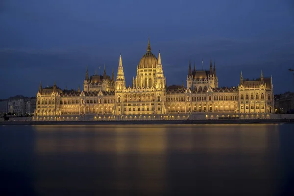 A magyar Parlament éjjel széles statikus lövés — Stock Fotó