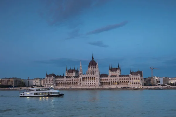 Széles lövés, a magyar Parlament a kék óra — Stock Fotó