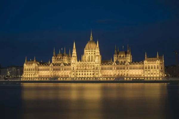 A magyar Parlament éjjel széles statikus lövés — Stock Fotó