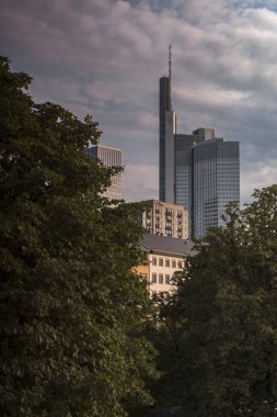Frankfurt manzarası Holbeinsteg Köprüsü'nden